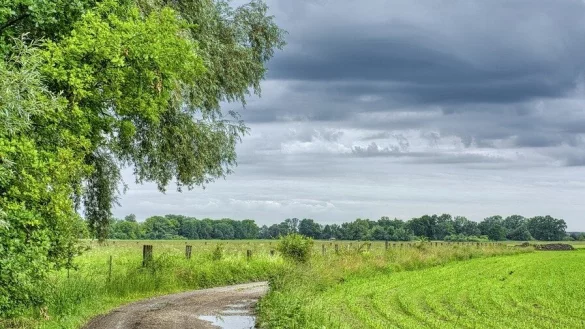 Regenwolken ziehen &uuml;ber das Land. - &copy; Pixabay