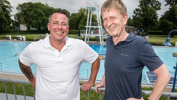 Louis Schr&ouml;ter, Badleiter des Wiesenbads Bielefeld (l.), und J&uuml;rgen Athmer, Gesch&auml;ftsf&uuml;hrer der Bielefelder B&auml;der, berichten &uuml;ber die Situation des Badebetriebs. - &copy; J&ouml;rg Dieckmann - www. dieckmann-fotodesign.de