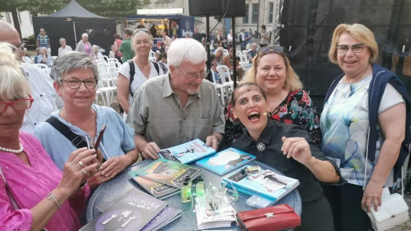 Runter von der B&uuml;hne und rein in die Menge: Comedy-Rakete Carmela de Feo (vorn rechts) begeisterte am Samstag in Lemgo mit ihrem Stand up-Comedy-Programm. - &copy; Sylvia Frevert