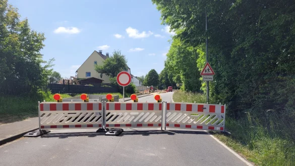 Ende der Durchfahrt - die Breitenheider Straße ist gesperrt, weil gleich mehrere Projekte abgearbeitet werden. Die Stadtwerke sind am 2. Juni fertig, dann ist freie Fahrt bis zum 19. Juni, dann wird wieder gesperrt. - © Astrid Sewing