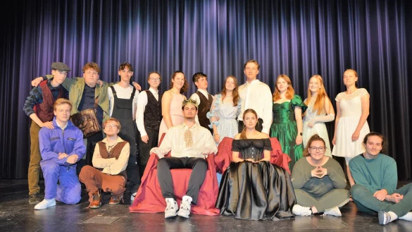 Die Sch&uuml;lerinnen und Sch&uuml;ler des Literaturkurses der Q1 haben sich ein Jahr lang auf den Auftritt vor gro&szlig;em Publikum in der Aula des Gymnasiums vorbereitet. In der Mitte sitzt das K&ouml;nigspaar (Leon Sahiti und Emila Fleckenstein). Fotos: Karin Prignitz - &copy; Karin Prignitz