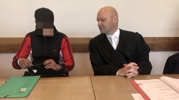 Im Gespr&auml;ch: Rechtsanwalt Sascha Haring und der Angeklagte. - &copy; Martin Hostert