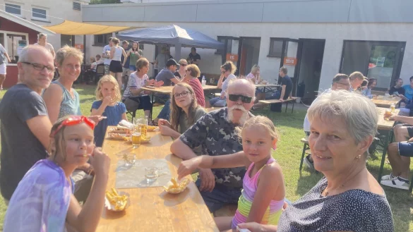 Jens und Inga Knaup, Charlotte, Franka, Robin, Dieter Martinetz, Pauline und Petra Martinetz (von links) genie&szlig;en gemeinsam die leckeren "Pf&uuml;tzen-Feten"-Pommes. - &copy; Sandra Castrup