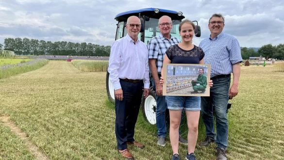Laura M&uuml;ller (Mitte) gewann mit ihrem Foto den OWL-Zukunftsbauern.Fotowettbewerb des WLV und bekam den Preis von Hubertus Beringmeier, Rainer Meyer und Antonius Tillmann &uuml;berreicht. - &copy; Mareike K&ouml;stermeyer