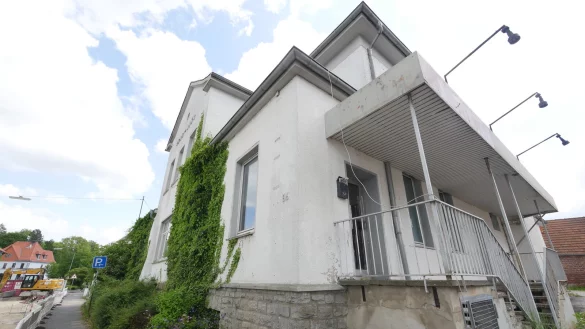 Die "Alte Molkerei", die direkt an der Kreisverkehr-Baustelle in Horn gegen&uuml;ber der Einm&uuml;ndung der Kampstra&szlig;e in die Mittelstra&szlig;e liegt, soll abgerissen werden. Der Pflegebote m&ouml;chte hier in einem neuen Geb&auml;ude eine Pflege-WG betreiben. - &copy; Jost Wolf