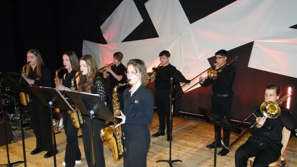 Das Ensemble "Banda prima" bietet dem Publikum zugkr&auml;ftige Blasmusik in der vollen Aula des Stadtgymnasiums, bevor es zusammen mit der Big Band den Sack eines gelungenen Sommerkonzerts zumacht. - &copy; Hajo G&auml;rtner