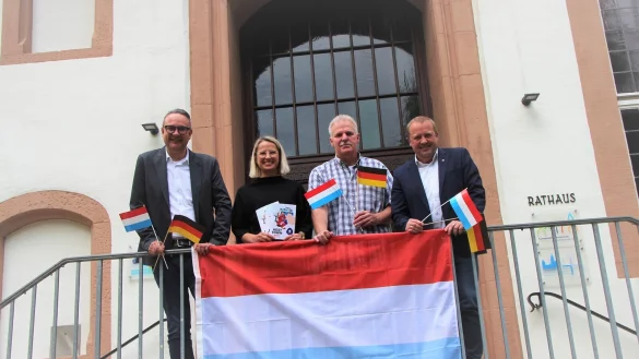 Freuen sich auf inklusive Tage in Lemgo und Kalletal: B&uuml;rgermeister Markus Baier (von links), Susann Ehrig (TH OWL), Frank Pape (Sportgemeinschaft Eben-Ezer) und B&uuml;rgermeister Mario Hecker schwenken schon einmal die F&auml;hnchen. - &copy; Katrin Kantelberg