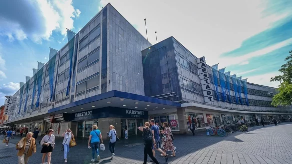 Karstadt geht Ende Janaur 2024. Daf&uuml;r sollen schon wenige Wochen sp&auml;ter Modeh&auml;ndler in das Geb&auml;ude an der Bahnhofstra&szlig;e einziehen. Die oberen Etagen werden umgebaut, im hinteren Teil an der Friedenstra&szlig;e entstehen Neubauten. - &copy; Andreas Zobe