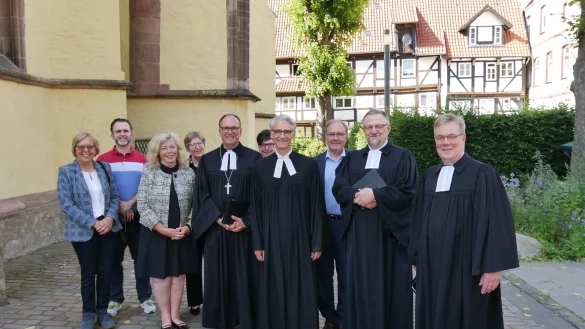 Einf&uuml;hrung von Thomas Warnke (Mitte) mit: (von links) Heidrun Pawlowski, Robert Hennig, Friederike Miketic, Susanne Sch&uuml;ring-Pook, Superintendent Dr. Andreas Lange, Kerstin Koch, Kirchenrat Thomas Warnke, Kirchenrat Dr. Arno Schilberg, Pr&auml;ses Michael Keil, Landessuperintendent Dietmar Arends. - &copy; Foto: Lippische Landeskirche
