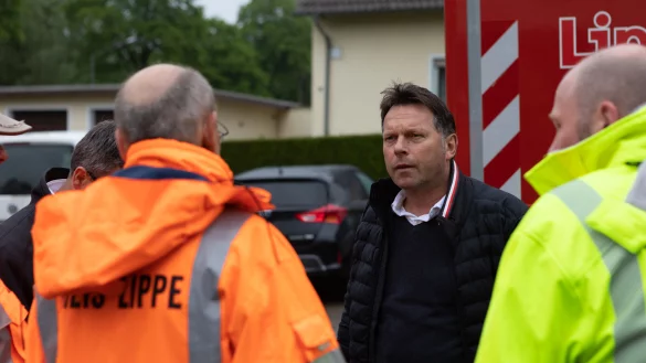 B&uuml;rgermeister Frank Hilker sichert Sofortma&szlig;nahmen f&uuml;r Kl&uuml;t zu, nachdem mit dem Kreis und der Landwirtschaftskammer Ursachenforschung zu den Starkregen-Sch&auml;den betrieben worden ist. Mittelfristig sollen auch mehr Ranturierungen am Kl&uuml;ter Bach folgen sowie ein Werben f&uuml;r besseren Versicherungsschutz von Bewohnern in potenziell gef&auml;hrdeten Bereichen. - &copy; Torben Gocke