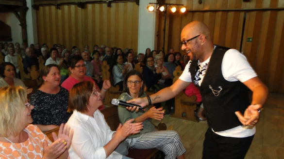 Hervorstechendes Merkmal der Gruppe: Die Sänger beziehen ihr Publikum systematisch in die Performance ein. Einfach nur zuhören ist nicht: Das Publikum klatscht im Rhythmus, singt mit, tanzt sogar zum Gesang der fantastischen Sechs. (Foto: Hajo Gärtner) - © Hajo Gärtner