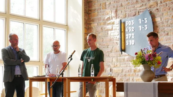 Bauerntag in Vo&szlig;heide: Auf dem Podium diskutieren Hans-Heinrich Berghorn (WLV), Dr. Matthias Petig, Sebastian Horn und Henrik Brunkhorst (von lnks) mit G&auml;sten des Evangelischen Bauerntages in Vo&szlig;heide. - &copy; Thomas Kr&uuml;gler