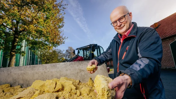 Hubert Beringmeier, Bauernpr&auml;sident Westfalen-Lippe, bei seiner t&auml;glichen Arbeit, hier mit Futter f&uuml;r die Schweine. - &copy; BESIM MAZHIQI