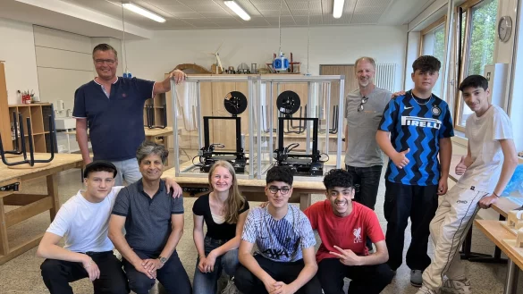 Die ersten Drucker sind schon passend im Geh&auml;use: Zweiter von links: Thomas Mahlmann (zdi-Zentrum Lippe.Mint, Zweiter von links), Morteza Atrsaie (Heinrich-Drake-Realschule, Dritter von links), Oliver Uthoff (Weidm&uuml;ller, Dritter von rechts) mit den Sch&uuml;lerinnen und Sch&uuml;lern des Technikkurses. - &copy; Lippe Bildung