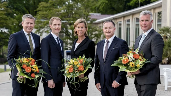 Freuen sich &uuml;ber eine gute Bilanz (von links): Robert Horstbrink (Vorsitzender des Aufsichtsrates), Matthias Smit (Vorstand), Dr. D&ouml;rte Oest (Mitglied des Aufsichtsrates), Matthias Kruse (Vorstandssprecher) und Jobst-Wilhelm Friedrichsmeier (Mitglied des
Aufsichtsrates). - &copy; Volksbank Bad Salzuflen