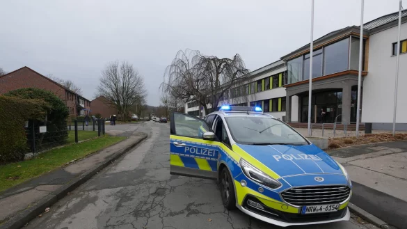 Vor dem Haupteingang des Dietrich-Bonhoeffer-Berufskollegs (rechts) kam es am 17. Februar 2023 in der Mittagszeit zu einer gewaltt&auml;tigen Auseinandersetzung zwischen zwei Gruppen. Messer, Brecheisen und Schlagstock waren dabei im Einsatz. - &copy; Jost Wolf