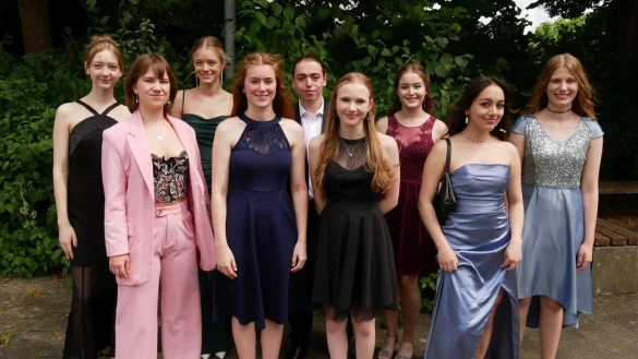 Bestnoten: Julia Bergheim (von links), Celine Reuter, Paula Sophie Wiens, Evi Lilie, Robin Osterhage, Leonie Lesner, Liane Haas, Ana Camila Jimenez Hernandez und Saskia-Aimee Ehmke mit der Traumnote 1,0 (von links). - &copy; Thomas Kr&uuml;gler