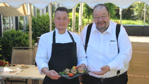Küchenchef Florian Grönnert (links) empfiehlt den Gästen im Hotel Landhaus Schieder Matjes-Bruschetta. Für seinen Chef Norbert Lange gehört die Fisch-Delikatesse aus Holland fest zum Saisonkalender der Lippischen Land-Wirte. - © Christina Pfrommer