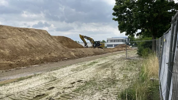Auf dem bislang brachliegenden Grundst&uuml;ck an der Ohmstra&szlig;e wird massenweise Erde bewegt. - &copy; Jana Beckmann