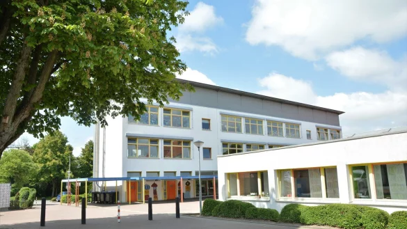 Der Umbau hat es an den Tag gebracht. Die Geb&auml;ude der Grundschule Helpup sind mit einem Gift belastet. In Deckenplatten sind Polychlorierte Biphenyle gefunden worden. - &copy; Karin Prignitz