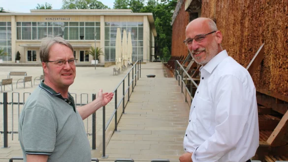 Martin Rieke (links) und Michael Sasse vom Salzufler Kur- und Touristik-Verein m&ouml;chten, dass die Fl&auml;chen im Kurpark weiterhin rauchfrei bleiben. - &copy; Verein Kur und Touristik