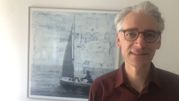 Pfarrer Thomas Warnke vor einer Hommage an den niederl&auml;ndischen K&uuml;nstler Bas Jan Ader, der 1975 auf der Fahrt &uuml;ber den Atlantik verschwand. Foto: Martin Hostert - &copy; Martun Hostert