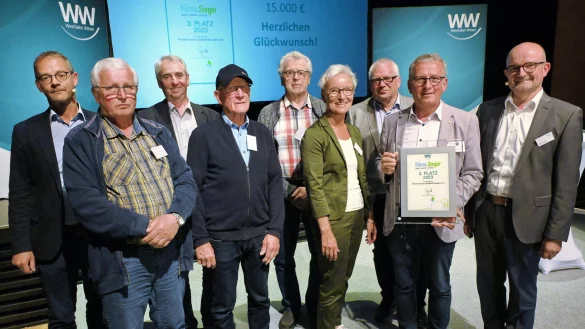 Sabbenhausen sahnt bei den "Kilma Siegern" ab. Es freuen sich Jurymitglied Heinz-J&ouml;rg Heinemann, die Vereinsmitglieder Bernd P&ouml;pperling, Willi Bluhm, Franz Aich, Horst Gr&ouml;ne, Detlef Schake, Klaus Meier mit der stellvertretenden B&uuml;rgemeisterin Ulrike Jakob und Westfalen-Weser-Gesch&auml;ftsf&uuml;hrer Andreas Speith (von links). - &copy; Westfalen Weser