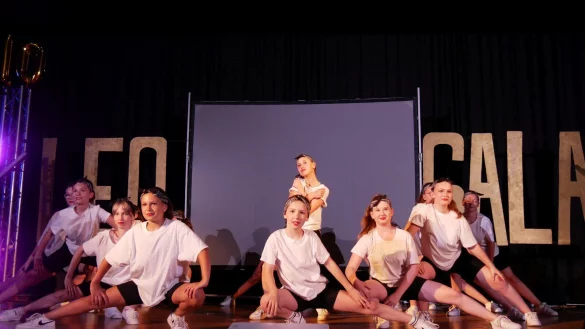 Beeindruckende Tanzdarbietung. Die Leo Gala er&ouml;ffnen Sch&uuml;ler, die mit der Tanzschule Detmold eine packende Choreographie erarbeitet haben. - &copy; Thomas Kr&uuml;gler