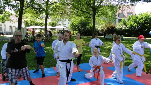 Die K&auml;mpfer vom Verein "Karate Dojo Lemgo" geh&ouml;ren zum Rahmenprogramm f&uuml;r die G&auml;ste aus Luxemburg im Lemgoer Abteigarten, die Donnerstag zu den "Special Olympics" fahren. Der Lemgoer Verein k&uuml;mmere sich im Vereinsalltag auch um das Inkusionsthema, betont Leiter Stefan Krause, der den Schwarzen G&uuml;rtel tr&auml;gt, Landesmeister NRW und deutscher Vizemeister. (Foto: Hajo G&auml;rtner) - &copy; Hajo G&auml;rtner