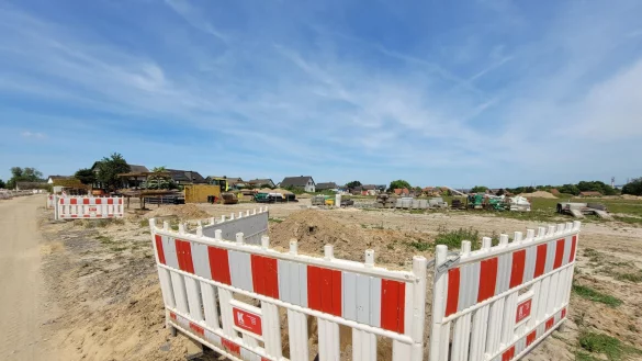 Da wird alles einmal auf links gedreht - im Baugebiet Obere B&uuml;lt werden derzeit alle Versorgungsleitungen gelegt. Die Fernw&auml;rme geh&ouml;rt dazu, wer hier baut, muss sich anschlie&szlig;en oder eine Befreiung beantragen, was an spezielle Bedingungen gekn&uuml;pft ist. - &copy; Astrid Sewing