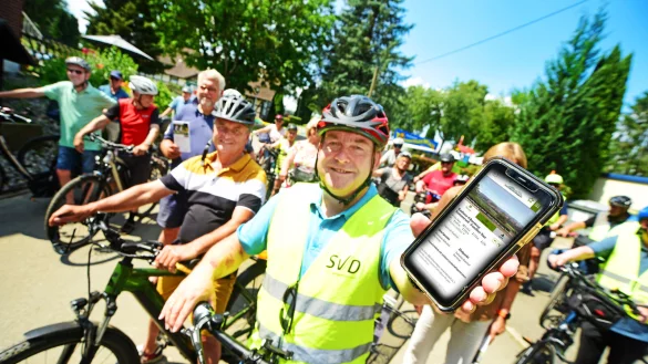 Landrat Dr. Axel Lehmann h&auml;lt die zu fahrende Route im Teuto-Navigator auf dem Handy bereit. - &copy; Nicole Ellerbrake