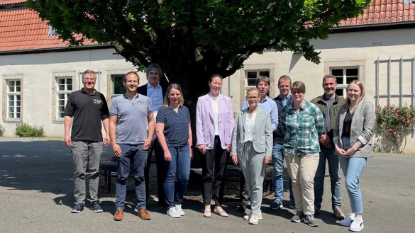 Schulleiter und MINT-Beauftragte der Schulen freuen sich über die engere Kooperation. - © Hermann-Vöchting-Gymnasium