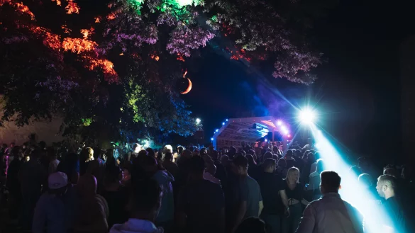 Gute Stimmung bis zum frühen Morgen beim Openair-Konzert "Burgbeben"auf Burg Sternberg. - © RAPHAEL ASSMUTH