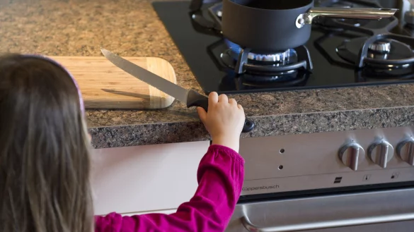 Die meisten thermischen Verletzungen passieren durch Leichtsinnigkeit eines Erwachsenen. - &copy; picture alliance / ZB