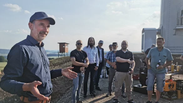 Begr&uuml;&szlig;t rund 125 G&auml;ste zur Einweihung des Windrads auf dem Alverdisser Bromberg: Projektierer und Windkraft-Bromberg-Gesch&auml;ftsf&uuml;hrer Dr. Dietrich Beverborg. - &copy; Sylvia Frevert