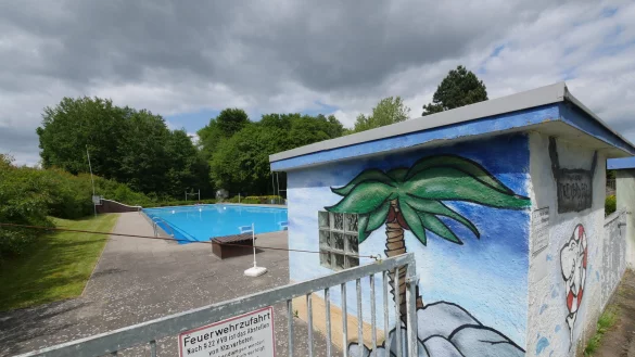Das Beller Freibad ist immer wieder verwaist, weil es an Badeaufsichten fehlt. Der Tr&auml;gerverein richtet sich mit einem dringenden Aufruf an die B&uuml;rger. - &copy; Jost Wolf