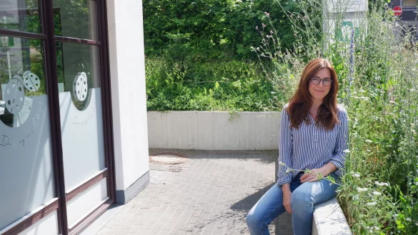 Nadine R&ouml;diger ist aus Bielefeld zur&uuml;ck in ihre alte Heimat gekehrt. Im Verein m&ouml;chte sie an die Arbeit ihrer Vorg&auml;ngerin ankn&uuml;pfen. Auch die Bl&uuml;hwiese vor der Gesch&auml;ftsstelle wurde von den Mitgliedern angelegt. - &copy; Lorraine Brinkmann