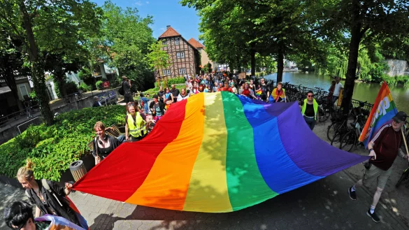 Nicht nur die Regenbogenfahne, auch die Resonanz auf den ersten Christopher-Street-Day in Detmold war riesig. - &copy; Nicole Ellerbrake