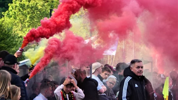 Dicke Luft rund um die Trainerbank vom Post-TSV Detmold. Trainer Ralf Brokmann r&uuml;mpfte vorm Kreispokalfinale die Nase. - &copy; J&ouml;rg Hagemann