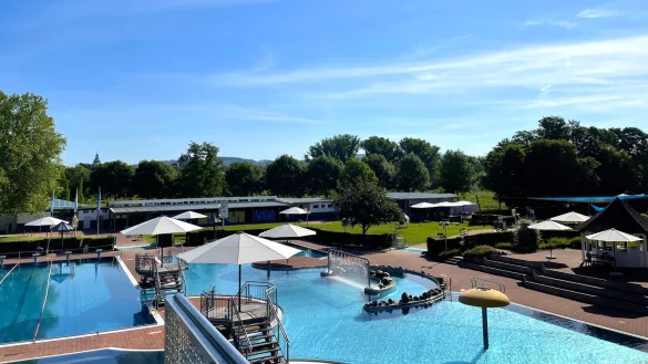 Blick ins Bega-Bad. Noch wird &uuml;berlegt, ob hier auch bald &bdquo;oben ohne&ldquo; geschwommen werden darf. - &copy; stadtwerke bad salzuflen