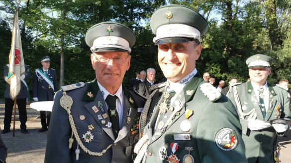Gratulation an den neuen B&ouml;singfelder Sch&uuml;tzenk&ouml;nig Gerd II. Lahrmann (links) von Oberst Stefan Korbach kurz nach dem K&ouml;nigsschuss. - &copy; Sylvia Frevert