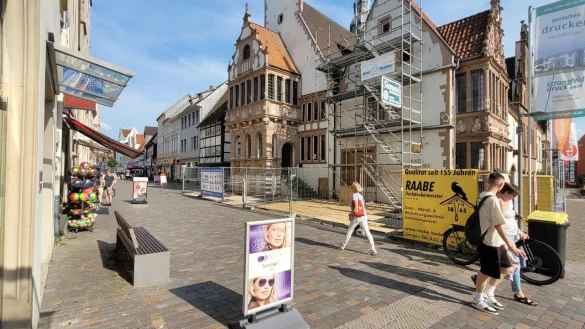 Die Baustelle f&uuml;r den Rathaus-Fahrstuhl wird an der Mittelstra&szlig;e eingerichtet. Von dort folgt auch die Zulieferung. - &copy; Katrin Kantelberg