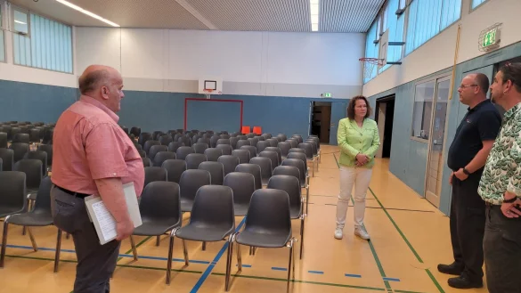 Andreas Brinkmann (links) und der Leiter der Feuerwehr Lage, Benjamin Brinkmeyer (Zweiter von rechts), sprechen mit Schulleiterin Kerstin Bolling-Stock und Christoph Priss &uuml;ber den Brandschutz. Es gibt Lob, weil alle Vorgaben sehr gut umgesetzt wurden. - &copy; Astrid Sewing