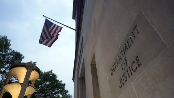 08.06.2023, USA, Washington: Eine Nationalflagge h&auml;ngt am sp&auml;ten Donnerstag vor dem Justizministerium. Der fr&uuml;here US-Pr&auml;sident Trump ist eigenen Worten zufolge erneut von der US-Justiz angeklagt worden. Foto: Manuel Balce Ceneta/AP +++ dpa-Bildfunk +++ - &copy; Manuel Balce Ceneta