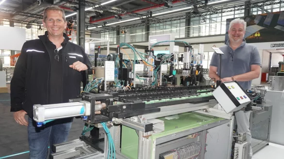 Thilo Heisler (links), Leiter f&uuml;r Messen und Ausstellungen bei Phoenix Contact, und der externe Mitarbeiter, Innenarchitekt Christoph Spahn, haben die Ausstellung gemeinsam koordiniert. - &copy; Michaela Wei&szlig;e