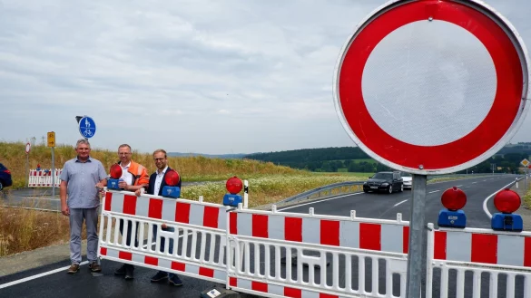 Randolf B&uuml;scher (Leiter Stra&szlig;enmeisterei Schieder, von links), Tobias Fischer (Stra&szlig;en.NRW) und B&uuml;rgermeister Borris Ortmeier stehen vor dem noch gesperrten Teilst&uuml;ck. Nur kurze Zeit sp&auml;ter wurden die gut 900 Meter f&uuml;r den Verkehr freigegeben. - &copy; Lorraine Brinkmann