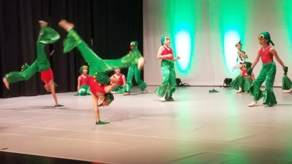 Tanzende Fr&ouml;sche, die auch akrobatische &Uuml;berschl&auml;ge auff&uuml;hren: Das sieht man an einem echten Teich eher selten, aber auf der B&uuml;hne des Kurtheaters Bad Meinberg wurde diese Illusion Wirklichkeit. - &copy; Hajo G&auml;rtner