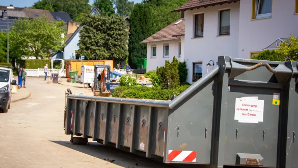 Kurz nach dem Unwetter hat die Stadt Detmold f&uuml;r die betroffenen Kl&uuml;ter Mulden bereitgestellt, in denen sie den zum Teil kontaminierten Schlamm entsorgen konnten. - &copy; Raphael Bartling