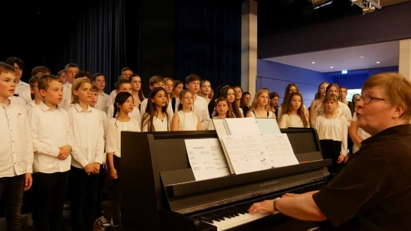 Vereint im gro&szlig;en Tutti. Alle Ensembles verabschieden sich mit dem englischen Volkslied "Scarborough Fair" unter Leitung von Ulrike Alth&ouml;fer-L&uuml;bke am Klavier. - &copy; Thomas Kr&uuml;gler