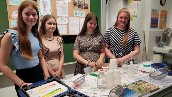 Lia Timm (von links), Juena Zelmer, Marylin George und Lea Mertz geh&ouml;ren zu der Klasse, die sechs Abschnitte der Werre untersucht hat. - &copy; Astrid Sewing